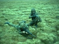 Soldater på övning i fält